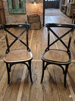 Coppia di sedie in legno massello modello Thonet nere