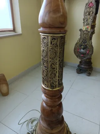 Lámpara de pie bronce y nogal