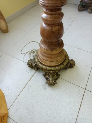 Lámpara de pie bronce y nogal