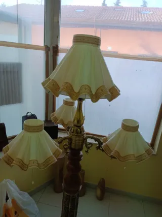 Lámpara de pie bronce y nogal