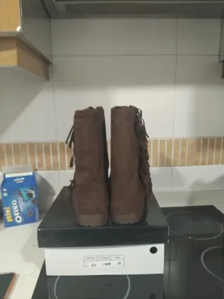 Botas estilo Ugg marrones con flecos