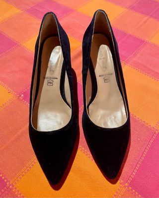 Zapatos de salón de piel y terciopelo azul noche