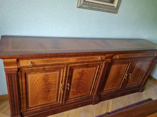 Aparador de madera con diseño clásico