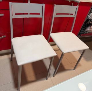 Mesa de cocina y 2 sillas