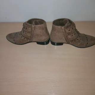 Botines marrones con hebillas y tachuelas