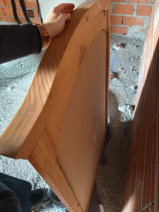 Espejo de madera con marco curvo