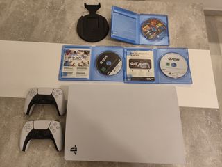 PS5 con 2 controller DualSense e giochi