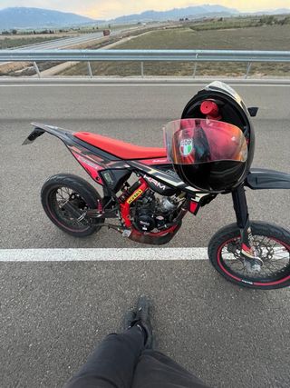 Beta Track 2023 Supermotard Roja y Negra