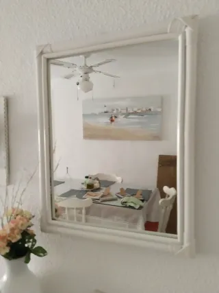 Cajonera de mimbre con espejo