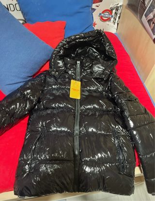 Chaqueta negra brillante con capucha