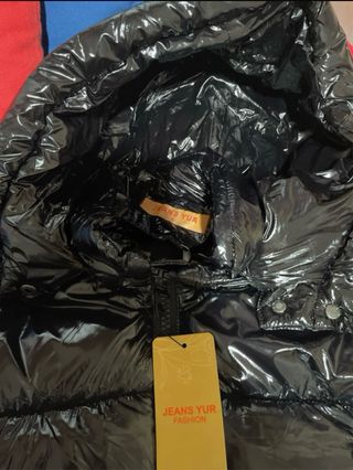 Chaqueta negra brillante con capucha