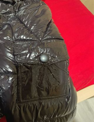 Chaqueta negra brillante con capucha