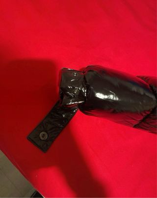 Chaqueta negra brillante con capucha