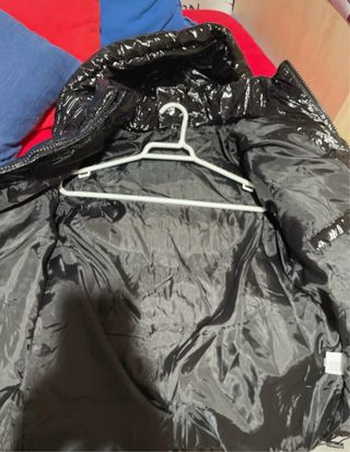 Chaqueta negra brillante con capucha