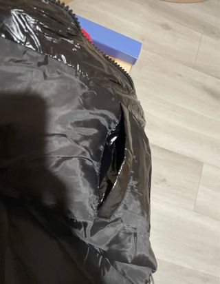 Chaqueta negra brillante con capucha