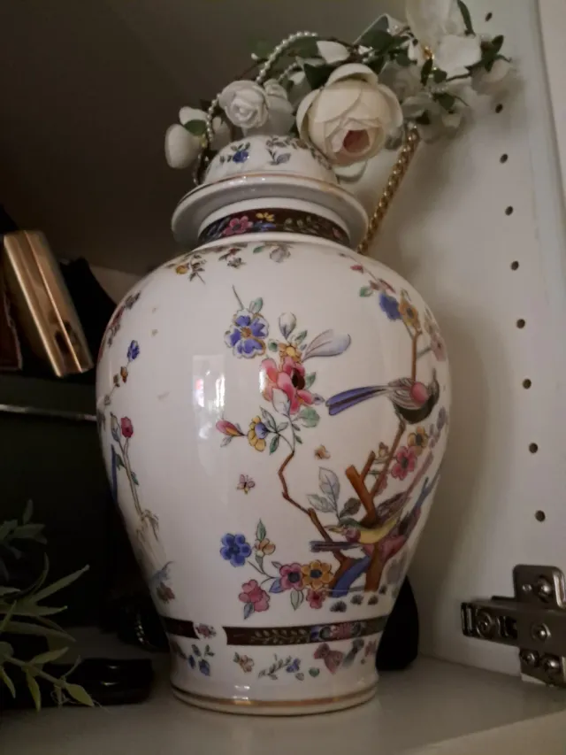 Bombonera antigua decorada con pájaros