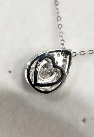 Collana Pendente con Diamante Moissanite.