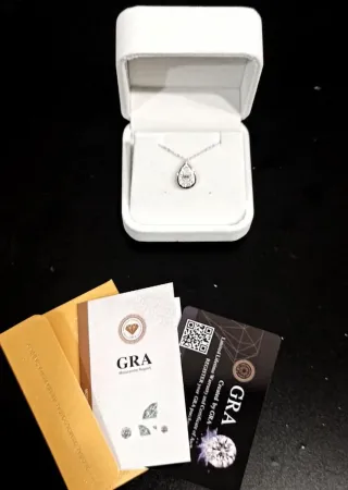 Collana Pendente con Diamante Moissanite.