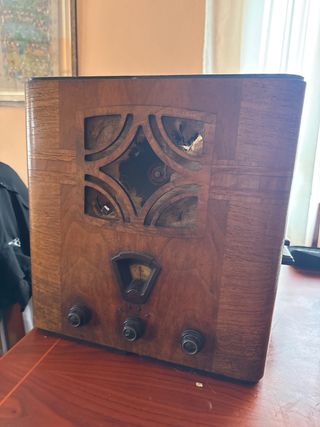 Radio Antigua Madera Marrón. Funciona phillips.