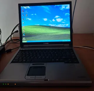 Portátil Toshiba Azul con Pegatinas