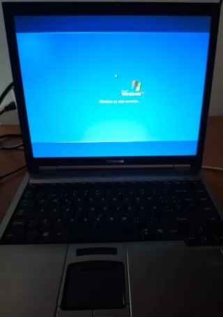 Portátil Toshiba Azul con Pegatinas