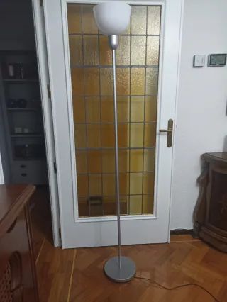 Lampada da terra in alluminio e vetro