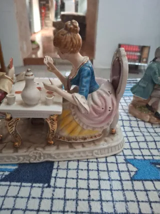 Figura antigua de porcelana