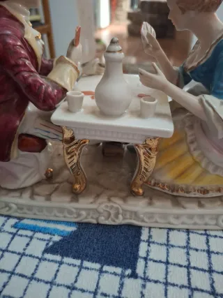 Figura antigua de porcelana