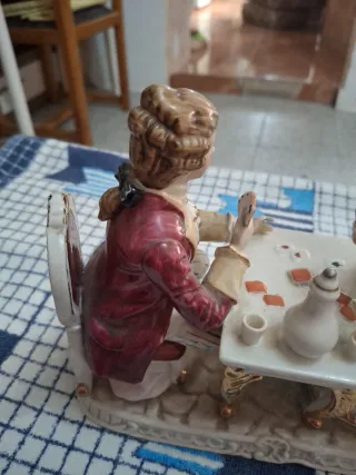 Figura antigua de porcelana