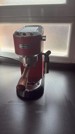 Cafetera DeLonghi Roja