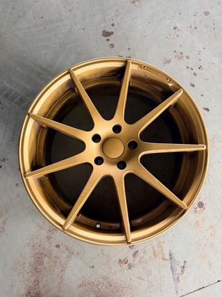 Llantas doradas de 9 radios 20”