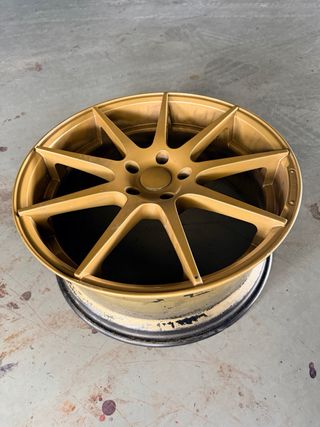 Llantas doradas de 9 radios 20”