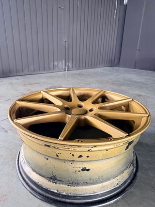Llantas doradas de 9 radios 20”