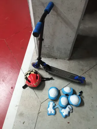 Patinete infantil con casco y protecciones