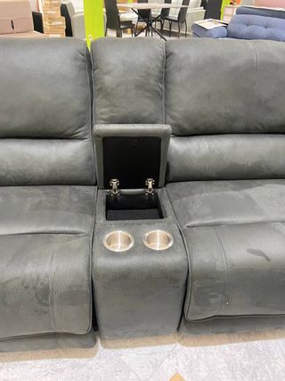 Sofá eléctrico gris con USB y posavasos