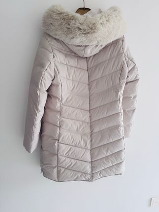 Abrigo beige con capucha y pelo