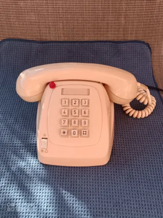 Teléfono antiguo de mesa beige