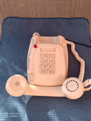 Teléfono antiguo de mesa beige