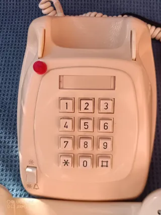 Teléfono antiguo de mesa beige