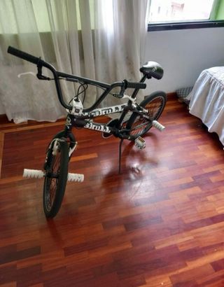 Bicicleta BMX Skull Negra