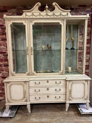 Vitrina antigua restaurada beige y dorada