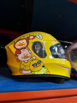 Casco de moto amarillo con dibujos