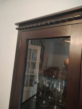 Vitrina de madera y cristal