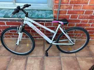 Bicicleta de montaña blanca Stylin