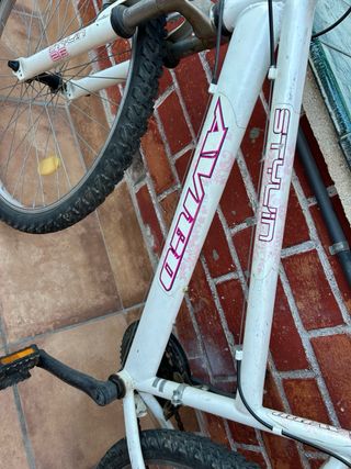 Bicicleta de montaña blanca Stylin