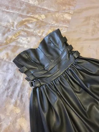 Vestido cuero negro con hebillas