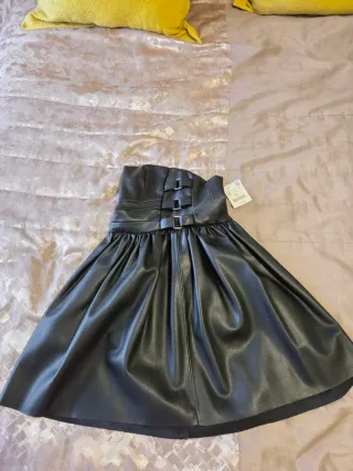 Vestido cuero negro con hebillas