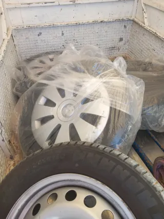 Llantas Mercedes con   cubiertas y tapa cubos