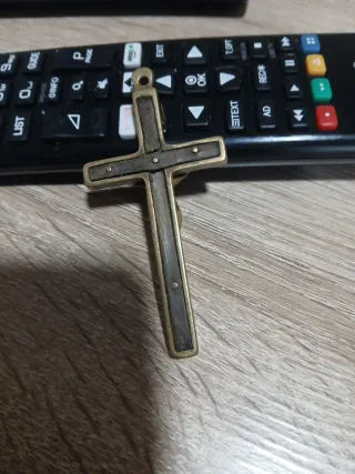 Cruz antigua de bronce con figura de Jesús