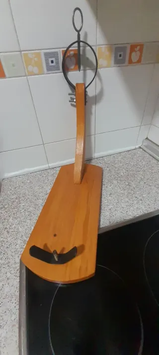 Jamonero de madera y metal